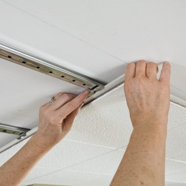 Installation des carreaux de plafond : Comparer vos options