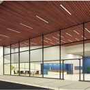 Prolongez les conceptions de plafond end boix à l’extérieur grâce aux nouveaux panneaux en bois plein linéaires WOODWORKS pour l’extérieur des Solutions de plafonds Armstrong