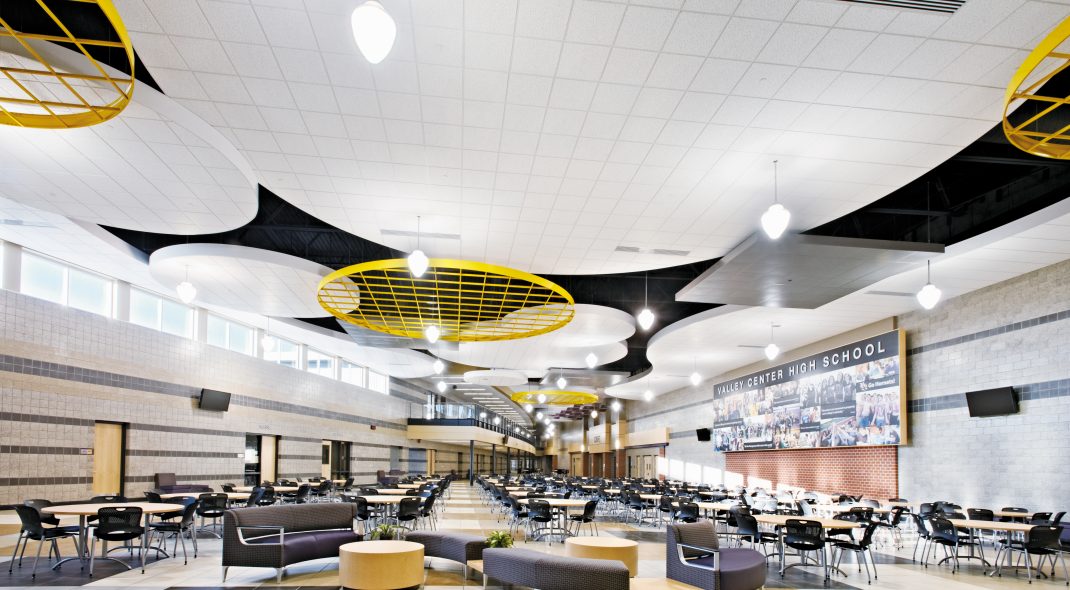 Valley Center High School: Curvas FORMATIONS con sistema de suspensión pintado 360 grados