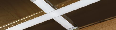 Convertissez un plafond suspendu en planches de bois